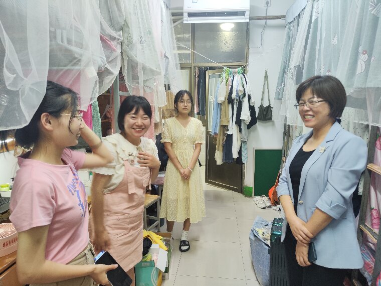 电气学院深入毕业生宿舍慰问走访1(彩虹)0.jpg 电气学院深入毕业生宿舍慰问走访1(彩虹)0.jpg